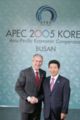 2005년 11월 18일, 부산에서 열린 APEC 정상회의에서 부시와 악수를 하는 모습.