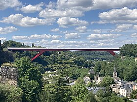 Le pont relie le Kirchberg (à droite) au Limpertsberg (à gauche).