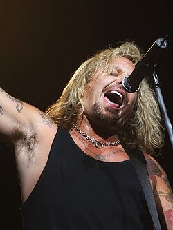 Vince Neil esiintymässä Mötley Crüen konsertissa vuonna 2007.