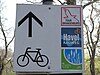 Wegweiser der Radwanderwege im Schlosspark Plaue; oben rechts die Tour Brandenburg
