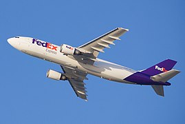 Airbus A300 w barwach FedEx Express startujący z Portu lotniczego San Jose (2016)