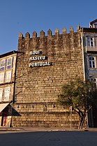 Guimarãés, la ciutat bressol de Portugal, com apareix escrit en una de les torres de la muralla.