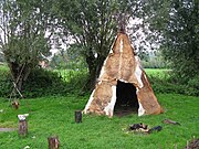 旧石器時代の人類の生活の場、毛皮のテントを屋外で再現したもの
