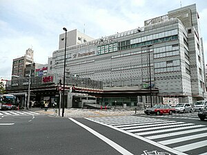 JR東日本目黑站西口（攝於2007年4月22日） 此圖片需要更新。 (2020年7月18日) 請更新本文以反映近況和新增内容。完成修改後請移除本模板。
