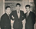 同級生の藤田元司、藤田の慶應義塾大学での先輩佐々木信也とともに（1956年11月）