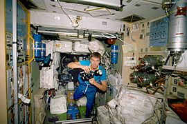 Durant l'expédition 1 dans le module Zvezda de la Station spatiale internationale.