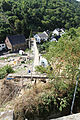 Inzwischen abgeschlossene Rekonstruktion der Stadtmauer am Hang das Niederbachtales