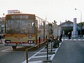 1986年頃の南口バスターミナル。木造の旧駅舎が背後に見える。