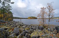 Utsikt från sydöstra hörnet av Ytterholmsjön mot Storholmen.