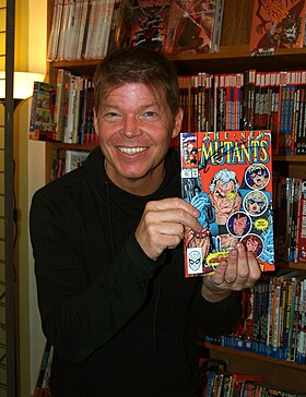 Le dessinateur Rob Liefeld tenant un numéro du comic book des Nouveaux Mutants, dédicacé par lui-même (2016).