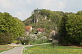 Felssporn des Schloßbergs beim Dorf Strahlenfels, auf dem der Burgstall Strahlenfels liegt, von Westen