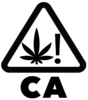 Símbolo negro con una hoja de cannabis y un signo de exclamación dentro de un triángulo redondeado con la palabra "CA" en negrita debajo.
