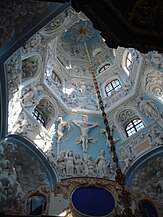 La Iglesia de Dubrovitsy tiene una elaborada variación rococó sobre una cubierta en pabellón rusa.