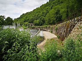 La berge du Salat aménagée pour recevoir une voie ferrée jamais venue.