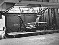空母ボノム・リシャールのエレベーターで甲板上に上げられるグラマン F9F-2 パンサー