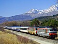 BB 67475 trekt een slaaptrein tussen Parijs en Briançon door het departement Hautes-Alpes.