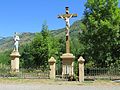Statues du Christ en croix et de la Vierge à l'Enfant à la sortie du village en direction d'Ax-les-Thermes.