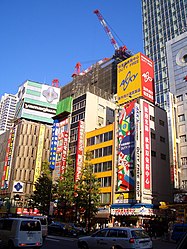 2004年の中央通り ヤマギワ東京本店（写真左手）