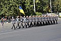 Geçit töreninde Ukrayna bayrağı taşıyan askerler