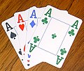 As d'un jeu de cartes où les enseignes portent quatre couleurs distinctes ; l'as de trèfle est ici en vert.