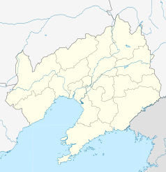 Mapa konturowa Liaoningu, blisko dolnej krawiędzi znajduje się punkt z opisem „Stadion Ludowy”
