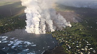 6月4日、Fissure 8からの溶岩流が東北東へ進み、カポホ（英語版）の集落を飲み込み湾に達した。この後、残っている住宅などもほぼ全て飲まれ、カポホ湾もなくなった。（その後の集落の画像）