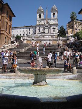 The Spanish Steps, seen from Piazza di Spagna. In the foreground is the فونتانا دیلا بارکاچا.