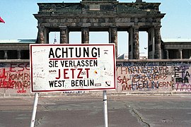 Hinweisschild am Brandenburger Tor vor dem Fall der Mauer