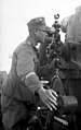 Servant pointant un K18 avant le tir (Tunisie, janvier 1943).