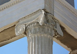 Capitello ionico angolare del tempio