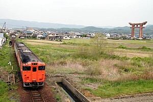最上稲荷の大鳥居をバックに 備中高松駅を発車するキハ47形。