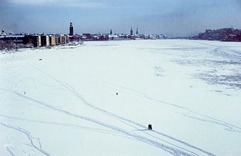 Stockholms stadslandskap präglas av stadens läge mellan Mälaren och Östersjön. En blick från Västerbron mot öst över Riddarfjärden en vinterdag med 54 år mellanrum visar en nästan identisk stadsbild. I fjärran syns från vänster: Stadshustornet samt tornen för Storkyrkan, Riddarholmskyrkan och Tyska kyrkan. Färgfotografiet till vänster är taget av Gustaf W. Cronquist på Kodachrome.