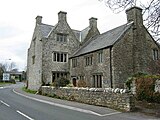 La Grande Maison, ou Ty Mawr en gallois (fin du XVe siècle avec ajouts du XVIIe) associée à la famille Nicholl, éminente noblesse terrienne locale.