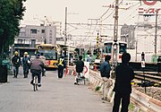 手柄駅に停車中の特急列車および代行バス