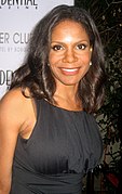 Audra McDonald jwe kòm Liz Lawrence.