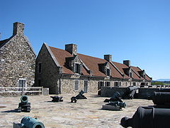 Baraquements des officiers, à droite, et des soldats, à gauche, vus depuis le bastion Languedoc.