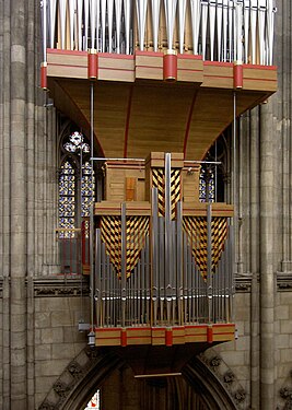 Organ "sarang burung walet" ini dibangun di galeri pada tahun 1998, untuk merayakan 750 tahun katedral