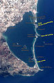 Satellietbeeld met namen eilanden en stranden van La Manga del Mar Menor.
