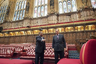 USA:s försvarsminister Leon Panetta pekar på the woolsack (bildens nedre högra hörn), som är lord speakers säte i överhussalen.