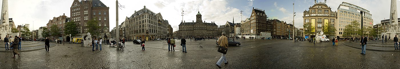 Panorama van de Dam (29 september 2008) V.l.n.r.: het Nationaal Monument, De Industrieele Groote Club, Madame Tussauds, het paleis (midden) met daarnaast de Nieuwe Kerk, warenhuis De Bijenkorf