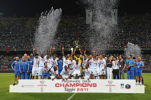 Le capitaine olympien Steve Mandanda, soulevant le Trophée des champions 2011 au stade de Tanger.