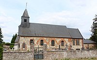 Église de Wiège, derrière laquelle se dressent en contrebas les arbres du parc du château.