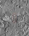 THEMIS 影像，是之後 HiRISE 影像的大範圍區域。黑色框區域內是 HiRISE 的大致區域，本影像是廣大的歐羅姆混沌的一部分，點選影像可見大圖。