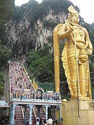 Влез во Пештерите Бату, Малезија, со статуата Господ Муруган