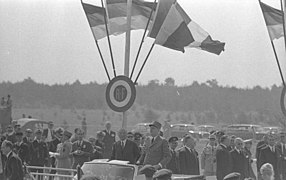 1962 défilé militaire avec de Gaulle et Adenauer.