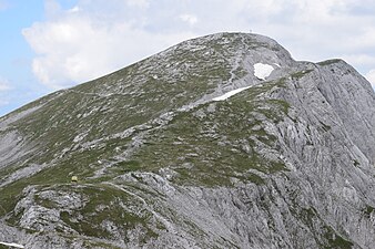 Blick vom G'hacktstein nach Nordosten auf den Gipfelbereich des Hochschwabs mit dem Fleischer-Biwak