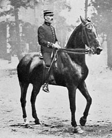 un militaire monté sur un cheval