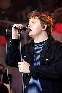 Lewis Capaldi mientres un concierto en 2019 en Baden-Baden.