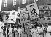 Avgangselever ved Trondheim katedralskole med plakater til russetoget 17. mai 1945 Foto: Trondheim byarkiv / Trygve Gjervans privatarkiv