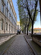 Vue de l'impasse reliant la rue du Professeur-Charles-Appleton avec la cour du centre Berthelot.